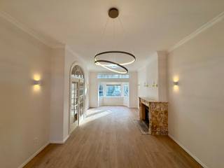 Située avenue Herbert Hoover 143, au cœur du quartier Georges Henri, cette superbe maison unifamiliale entièrement rénovée séduira immédiatement...