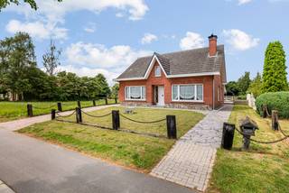 Deze vrijstaande woning is centraal gelegen en biedt zowel binnen als buiten de ruimte voor de bewoning van een gezin. Deze eigendom bestaat uit...