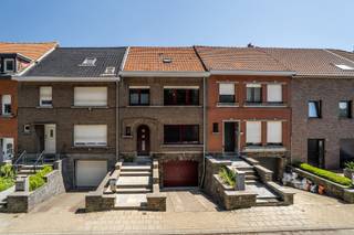 BEZOEKDAG VOLZET
Deze charmante woning met een bewoonbare oppervlakte van 149 m² combineert ruimte, comfort en een praktische indeling. Ideaal voor gezinnen of koppels.
Op het gelijkvloers vindt u een lichtrijke leefruimte met eetplaats en een gerenoveerde keuken. Vanuit de keuken heeft u via een deur rechtstreeks toegang tot het terras en de tuin. De leefruimte beschikt over grote ramen die uitkijken op de tuin en het terras. Dankzij deze grote ramen geniet de woning van een overvloed aan natuurlijk licht, wat zorgt voor een aangename en open sfeer.
Op de verdieping bevinden zich twee slaapkamers en een aparte bureauruimte, ideaal als thuiswerkplek, hobbykamer of studeerruimte. Daarnaast beschikt de woning over een geïsoleerde zolder, die niet is ingericht als slaapkamer maar perfect dienstdoet als extra stockageruimte.
Verder geniet u van twee praktische kelders, een garage en een private parkeerplaats op de oprit, wat zorgt voor extra comfort en voldoende opberg- en parkeermogelijkheden.
Met een EPC-score van 272 kWh/m²/jaar (energielabel C) biedt deze woning bovendien een degelijke energieprestatie.
De woning is bovendien uitstekend gelegen. Scholen, supermarkten, openbaar vervoer en andere dagelijkse voorzieningen bevinden zich op korte afstand.
Kortom, een instapklare woning die ruimte, comfort en een aangename buitenomgeving combineert op een centrale ligging in Halle.