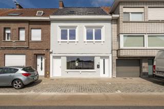 Deze energiezuinige, volledig gerenoveerde woning is gelegen op een centrale ligging in Ardooie met name in de Stationsstraat 95. Op een perceel grond van 159 m² met een bewoonbare oppervlakte van maar liefst 191 m².<br /><br />PLUSPUNTEN:<br />* VOLLEDIG GERENOVEERD (2026) MET HOOGWAARDIGE MATERIALEN<br />* 5 SLAAPKAMERS<br />* 191 m² BEWOONBARE OPPERVLAKTE<br />* ZEER GUNSTIG EPC = B-LABEL (MITS 6 ZONNEPANELEN A LABEL)<br />* VLOERVERWARMING<br /><br />INTERIEUR<br />U betreedt de woning via de inkomhal, die onmiddellijk toegang biedt tot een ingemaakte vestiairekast. Vervolgens komt u terecht in de zeer ruime en lichtrijke leefruimte, die naadloos aansluit op de open keuken. Deze is afgewerkt met hoogwaardige materialen en uitgerust met alle nodige toestellen.<br />Aansluitend bevindt zich een praktische wasruimte, die rechtstreeks toegang biedt tot de badkamer. De badkamer is voorzien van een dubbele wastafel, ligbad en douche.<br />Op de eerste verdieping bevinden zich een afzonderlijk toilet en drie ruime slaapkamers. De tweede verdieping biedt nog twee extra slaapkamers.<br /><br />EXTERIEUR<br />Het zonnige terras vormt de ideale plek om volop te genieten van het mooie weer. Daarnaast beschikt de woning over een praktische buitenberging, ideaal voor extra opslagruimte.