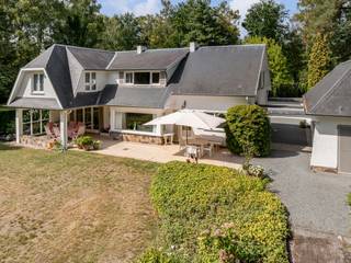 Exclusief landhuis op een domein van 8.157m² met privé oprijlaan van 75m, gelegen in een rustige en groene omgeving. De woning beschikt over ruime...