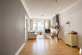 <strong><strong>Huurprijs: 800 EUR per maand<br />Kosten plaatsbeschrijving zijn 50/50 te delen door huurder en verhuurder<br />Huurwaarborg = 3 maanden huur<br />Beschikbaar: 15/11/2026<br /></strong></strong>
<p><strong>BEZOEK AANVRAGEN EN KANDIDAAT STELLEN VIA ONZE WEBSITE: www.deboerenpartners.be</strong><br />Indien u een bezoek wenst aan te vragen aan dit eigendom te huur, dan kan dit enkel via het aanvraagformulier op onze website. U zoekt het betreffende eigendom onder ons 'aanbod te huur', en klikt daarna bovenaan op 'bezoek inplannen'.<br />Daarna doorloopt u alle stappen en vult u de gevraagde gegevens in. Wij behandelen uw aanvraag binnen de 2 werkdagen en contacteren u daarna. Omwille van het grote aantal aanvragen, worden verzoeken via Immoweb, Immoscoop of Spotto niet behandeld.</p>
<span>Beschrijving van het appartement:<br /></span>U betreedt het appartement via een inkomhal met apart toilet. Vanuit deze hal komt u in de ruime woonkamer, die dankzij de grote ramen geniet van veel natuurlijk licht.
<p>De keuken is uitgerust met een gasvuur met 4 pitten, spoelbak, inbouwkoelkast en plaats voor een combi-oven. Daarnaast is er een aansluiting voor een wasmachine voorzien.</p>
<p>Het appartement beschikt over twee slaapkamers en een badkamer met lavabo, spiegel, toilet en douche. Via de kleinste slaapkamer heeft u toegang tot een gezellig terras, ideaal om te ontspannen.</p>
<span>Bijzonderheden:</span><br />- Geen maandelijkse gemeenschappelijke lasten<br />- Met een bewonerskaart kan u gebruik maken van perkeergelegenheid in de staat of bij parking Muylenberg<br />- Nabij scholen, openbaar vervoer, station, winkels en centrum Turnhout