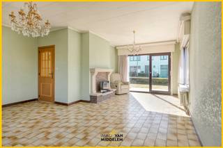 <strong>Immo Van Middelem verkoopt deze deels te renoveren BUNGALOW op een mooi perceel van +/- 6a05ca met 3 slaapkamers, tuin en ruime garage. <br /></strong><br />De woning is rustig gelegen in een kindvriendelijke wijk op korte afstand van het centrum van Ternat met alle nodige winkels, scholen, sportfaciliteiten en openbaar vervoer. Het treinstation van Ternat bevindt zich op ongeveer 2km en ook de E40 is vlot bereikbaar.<br /><br />De indeling is als volgt: <br />- GELIJKVLOERS: inkomhal met WC, lichtrijke woonkamer (salon &amp; eetplaats) met toegang tot het terras en de tuin, keuken, 3 kamers, badkamer, ruime inpandige GARAGE, <br />- ZOLDER (via trapladder) met geïsoleerde zoldervloer.<br /><br />Bijgebouw: tuinhuis.<br /><br />CV (2011) op gas. <br />EPC: 447 kWh/m².jaar - Label E (UC: 3844105).<br />Vrij bij akte.