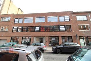 Deze fullservice kantoren, geschikt voor <strong>9 werkplaatsen</strong>, combineren een scherpe prijs met een <strong>uitstekende ligging</strong>. Gelegen vlakbij de op- en afrit van de <strong>E17 </strong>richting Gent Centrum, bieden deze kantoren een ongeëvenaarde bereikbaarheid. Ook met het openbaar vervoer zijn ze perfect bereikbaar.<br /><br />De kantoren zijn modern ingericht en bevinden zich op de<strong> tweede verdieping </strong>van een uitstekend onderhouden gebouw. Dankzij het all-in concept hoeft u zich geen zorgen te maken over bijkomende kosten: internet, meubilair, verwarming, elektriciteit, onroerende voorheffing en het gebruik van vergaderzalen zijn allemaal inbegrepen in de huurprijs.<br />Voor wie met de wagen komt, is er de <strong>mogelijkheid om parkeerplaatsen te huren</strong>. Bovendien zijn er in de directe omgeving veel parkeermogelijkheden dankzij de gunstige ligging bij <strong>Park Zuid.</strong> Fietsers worden ook niet vergeten: er is een fietsenstalling met leenfietsen waarmee u zich vlot en duurzaam naar het centrum van Gent kunt verplaatsen.<br /><br />Deze kantoren zijn <strong>onmiddellijk beschikbaar</strong>! Heeft u andere wensen? Er zijn ook kantoorruimtes beschikbaar vanaf <strong>4 werkplaatsen</strong>, zodat u altijd een optie vindt die perfect aansluit bij uw behoeften.<br /><br />Wilt u meer informatie of een vrijblijvende rondleiding? Neem contact op met <strong>PANORAMA B2B GENT KANTOREN</strong> via<strong> 09 225 09 02</strong>. 