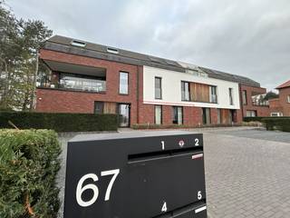 Dit ruime gelijkvloers appartement van 94 m² in residentie "Ten Dorpe" combineert comfort met stijl.Geniet van een ruime leefruimte met open,...