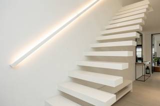 <p><span>Aan het einde van de rustige, doodlopende Pruimelaarstraat, ligt deze luxueus afgewerkte woning (2019) met een verzorgd aangelegde tuin, camera’s, alu antraciet buitenschrijnwerk (Reynaers), wachtleiding voor oplaadpunt, alu poort, geïntegreerde pakketbrievenbus, maatkasten, etc. De gelijkvloerse verdieping is voorzien van hoogwaardige designbinnendeuren van Anyway Doors. De EPC-score van 89 (Label A) werd bereikt door integratie van: algemene vloerverwarming, condensatieketel, 18 zonnepanelen en dikke isolatielagen. De ruime leefruimte beschikt over een tv-meubel (maatwerk), geïntegreerde gashaard (M-Design), afstandsbediende elektrische binnenlamellen (Somfy), ingebouwde speakers, grote alu schuiframen (Reynaers), gepolierde betonvloer en plafondhoge deuren (Nordex). Let in de aangelegde tuin met veel privacy op de prijzige overdekte terrasconstructie (Brustor), de robotmaaier, het bijgebouw en de tuinverlichting (app). In de luxueuze keuken (Grando), spotten we veel (verborgen) bergruimte, Dekton werkbladen, een groot kookeiland (6 zitplaatsen), Miele toestellen (oven, microgolfoven, koffiemachine, koelkast, diepvries), plus een kookplaat met geïntegreerde afzuiging. Opbergruimte is beschikbaar in een wasplaats, een droge kelder en een technische ruimte. In de toiletten is zelfs de rolhouder geïntegreerd in de muur. De luxe-badkamer is groot genoeg voor de inloopdouche (stalen deur) en het dubbele badkamermeubel (maatwerk). Alle kamers bieden plaats voor een dubbel bed. De exclusieve handgemaakte trap van Genico met Corian afwerking en geïntegreerde LED-verlichting, geeft aan van welk hoog niveau de afwerking wel is.</span></p>