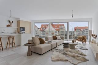 Dit instapklaar appartement met 3 slaapkamers is gelegen in de nieuwbouwresidentie Hélène-Charlotte , centraal tussen Nieuwpoort-Bad -en Stad.Geniet...