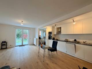 Op een steenworp van het centrum van Ardooie kan u dit gerenoveerd, instapklaar appartement terugvinden. Diverse kleinhandel, horeca, scholen,...