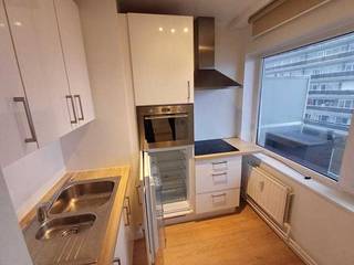 Propere studio op 8ste verdieping. Omvat inkomhal met ingebouwde kast, badkamer met bad, douche en toilet, lichtrijke leefruimte van 20 m², aparte ingerichte keuken en ruim terras. Beschikt ook over een eigen kelder als opslagruimte.<br /><br />Zeer goede ligging naast Delhaize, Aldi, Colruyt en vele andere winkels, alsook op wandelafstand van winkelcentrum Malinas en stadscentrum.<br /><br />Momenteel verhuurd voor aan een betrouwbare huurder.