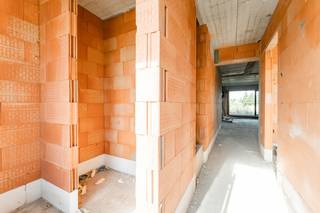 Ben je op zoek naar een kwalitatieve nieuwbouwwoning die je zelf naar wens kan afwerken? Dan is deze CASCO afgewerkte woning  op de Eindhovensebaan te Eksel, dicht bij het groen, de natuur en de belangrijke uitvalswegen misschien wel wat je zoekt.<br />Deze prachtige halfopen woning in casco-afwerking combineert solide bouwkwaliteit met moderne uitstraling en maximale vrijheid voor afwerking.<br /><br />INDELING &amp; VOORDELEN<br /><br />Casco plus opgeleverd:<br /><br />1.Binnenbepleistering muren en plafonds<br />2. Isolatie met EPS-korrels en chape conform EPB<br />3. Elektriciteit installatie, inclusief zekeringkast<br />4. Sanitair leidingen koud en warm water + afvoer<br />5. Warmtepomp (lucht/water) + vloerverwarming gelijkvloers + badkamer + toilet op de verdieping + gang op de verdieping<br />6. Ventilatiesysteem type D inclusief kanalen en roosters<br />7. Regenwaterput aansluiting naar binnen<br />8. Isoleren zolder (PUR platen tegen het zadeldak conform EPB) + chape inbebrepen  <br />9. Zonnepanelen conform EPB met keuring<br /><br /><br />Indeling:<br /><br />Inkomhal met apart toilet, garage, ruime woonkamer met halfopen keuken (+- 47m²) een aparte inkom, schuiframen, zeer ruime berging onder de trap.<br /><br />Verdieping:<br /><br />3 Slaapkamers van respectievelijk +- 17 m², 12 m² en 11m², een badkamer en een apart toilet.<br /><br />Zolder:<br /><br />Technische ruimte en polyvalente ruimte.<br /><br />Pluspunten:<br /><br />Zeer gunstige oriëntatie met veel lichtinval<br />Ruime tuin <br />Vaste trap naar ruime zolderverdieping<br />Energiezuinige BEN-bouw (EPB-verslag beschikbaar)<br />Crepi-gevel met strak design<br /><br />Wens je afwerking?<br /><br /><br />Bouw wordt rondom nog opgeruimd. <br /><br />Heeft u vragen over deze woning? Contacteer ons vrijblijvend voor een afspraak.