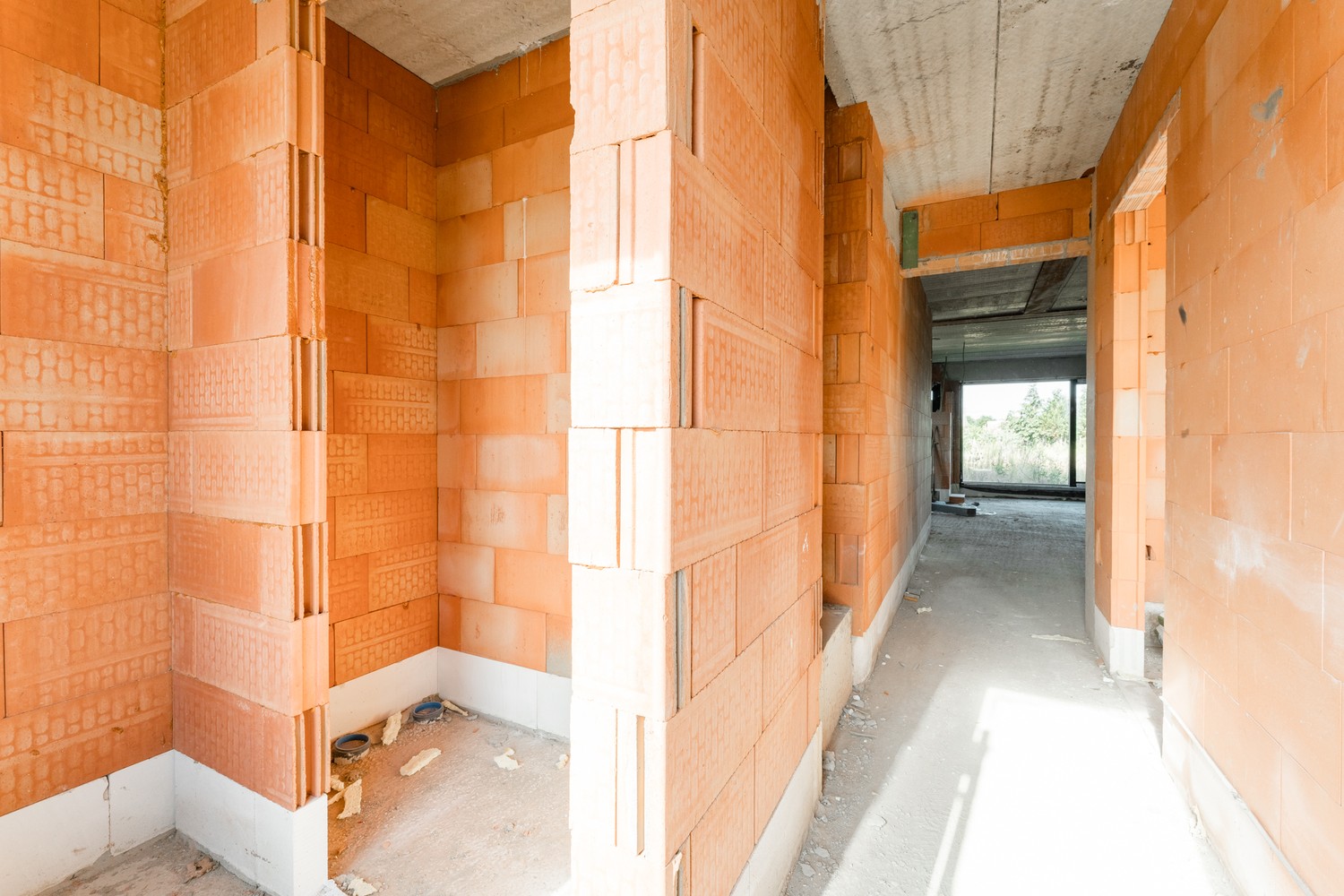 Ruime half open SEMI CASCO gezinswoning op een mooi perceel - foto 3