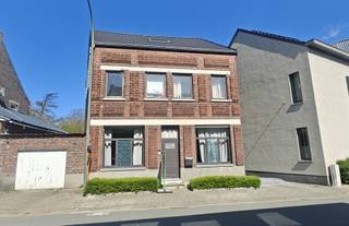<p><span>Instapklare halfopen woning met 3 (mogelijk 5) slaapkamers in Maasmechelen</span></p><p><span>Op zoek naar een ruime, instapklare woning met veel mogelijkheden? Deze halfopen bebouwing op de Langstraat 80 in Maasmechelen biedt een bewoonbare oppervlakte van maar liefst 255 m² op een perceel van 4a45ca.</span></p><p><span>De lichtrijke woonkamer vormt het hart van de woning en geeft toegang tot een aparte bureauruimte ideaal voor thuiswerk of hobbyruimte. Aansluitend bevindt zich de eetkamer, die naadloos overgaat in de ruime keuken. Deze is volledig uitgerust met een granieten werkblad, vaatwasser, oven, microgolfoven, dampkap en ingebouwde koelkast.</span></p><p><span>Via de zijdeur bereiken we de badkamer, voorzien van een bad, douche en lavabo. Verder beschikt de woning over een apart gastentoilet, een praktische voorraadruimte en een wasplaats met toegang tot de werkruimte en de volledig omheinde tuin.</span></p><p><span>Op de eerste verdieping bevinden zich drie volwaardige slaapkamers, waarvan één met dressing. De geïsoleerde zolder, bereikbaar via een vaste trap, biedt de mogelijkheid om twee extra slaapkamers te creëren.</span></p><p><span>Extra troeven:</span></p><ul><li><span>PVC-ramen beneden (2004)</span></li><li><span>Volledig omheinde tuin</span></li><li><span>Geïsoleerde zolder met uitbreidingsmogelijkheden</span></li><li><span>Kleine kelder aanwezig</span></li><li><span>Werkruimte en functionele indeling</span></li><li><span>Veel woonoppervlakte en potentieel</span></li></ul><p><span>Een ideale gezinswoning met ruimte en mogelijkheden op een gunstige ligging.</span></p><p><span>Voor meer info of een bezichtiging, neem contact op met Iris via Iris@jemar.be of 0483 11 08 75.</span></p>
