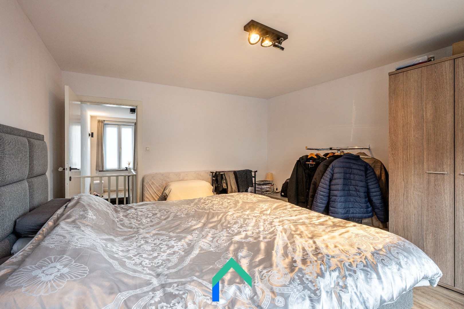 Instapklare handelsruimte met gerenoveerd duplexappartement in hartje Meulebeke - foto 5
