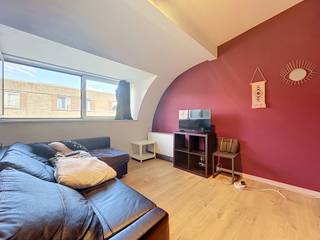 Gelegen in het centrum van Gent. <br />Indeling als volgt: lichtrijke leefruimte met keuken en slaapkamer met en-suite badkamer voorzien van douche en enkele lavabo.<br /><br />Huurprijs: €730 + 60<br />Beschikbaar vanaf 01/07/2026