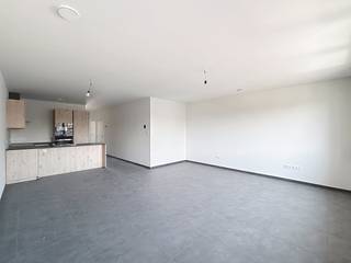 Appartement op de 1e verdieping<br />- Woonkamer op tegel<br />- Open keuken hoogwaardig afgewerkt met een inductiekookplaat, dampkap, vaatwasser, vriezer, ijskast, oven, microgolf en voldoende kastruimte<br />- 2 slaapkamers waarvan 1 met toegang tot het terras<br />- Badkamer met douche, toilet, handdoekdroger en dubbele wastafel<br />- Berging<br /><br />Diversen:<br />- Terras<br />- Autostaanplaats achteraan<br />- Gemeenschappelijke fietsenberging<br />- Buitenberging<br />- Zonnepanelen<br />- Vloerverwarming<br />- BEN-appartement, zeer energiezuinig!<br />- Gemeenschappelijke lasten 50 euro/maand<br />- Onmiddelijk beschikbaar<br /><br />(Ver-)Kopen of (ver-)huren in regio Brasschaat?<br />Met vragen kan u altijd bij ons terecht!<br />Dewaele vastgoed met advies.