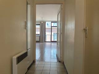 <strong>OPGELET: minimum leeftijdsgrens voor bewoners is 60 jaar !!!</strong><br />Instapklare assistentieflat met een bewoonbare oppervlakte van 75m², gelegen in de gerenommeerde residentie 'Hof Van Villers" te Mechelen.<br />Residentie "Hof Van Villers" biedt aangenaam en comfortabel wonen voor senioren, zonder in te boeten aan de beleving van de Mechelse binnenstad.<br />Dit aangenaam appartement is rustig gelegen op de 2e verdieping en omvat een inkomhal met vestiaire en gastentoilet, aangename leefruimte op parketvloer met mooi uitzicht op het binnenplein van de residentie, keuken met modern comfort, berging met aansluiting voor wasmachine en (condens)droogkast, 1 slaapkamer met een annex badkamer voorzien van een douchecabine, lavabomeubel en toilet.<br />Zeer energiezuinig: EPC-score = 108 kWh / (m² jaar) of LABEL B<br />Onmiddellijk beschikbaar.<br />Huurprijs: 30,77€/dag<br />Energieprovisie (120€/maand) + deelname in de organisatiekost (18,45€/dag/flat) + zorgkost (6,23€/dag/persoon) wordt apart verrekend door de residentie zelf. Binnen het "Hof Van Villers" beschikt men bijkomend nog over een waaier van aanvullende diensten waarvan de bewoners, indien gewenst, gebruik kunnen maken.<br />Voor meer info over deze flat of een bezoek ter plaatse, contacteer ons kantoor via Anne Raets 0471/57.12.13 of info@buro14.be.