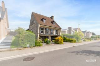 Op zoek naar een ruime woning met karakter en mogelijkheden in Grimbergen? Deze vrijstaande villa uit 1972 biedt 238 m² netto bewoonbare oppervlakte, een verzorgde tuin en een bijzondere indeling die wonen en werken vlot combineert.<br /><br />Op het gelijkvloers bevinden zich onder meer de inkomhal, een bureau- of praktijkruimte en de garage. De eigenlijke woonverdieping bevindt zich op de eerste verdieping, waar de leefruimte rechtstreeks aansluit op de verzorgde tuin. Deze indeling zorgt voor een aangename woonbeleving met veel privacy. Verder beschikt de villa over drie slaapkamers en twee badkamers. De woning is op te frissen en biedt dankzij haar royale oppervlakte heel wat mogelijkheden om ze volledig naar eigen smaak in te richten.<br /><br />Parkeren kan in de garage, op de eigen oprit of op de parkeerplaatsen aan de overkant van de straat. De ligging in Grimbergen combineert een rustige woonomgeving met faciliteiten en openbaar vervoer op wandelafstand.<br /><br />Wil je deze ruime villa in Grimbergen zelf ontdekken? Contacteer ons voor een bezoek.<br /><br />Denk je eraan om je woning in Grimbergen te verkopen? Neem vrijblijvend contact op met Mathias van Immo Francois in Brussel voor een gratis schatting via meire@immofrancois.be.<br /><br />