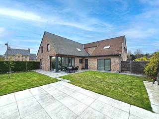 Ruime, vrijstaande woning met 3 slaapkamers, 2 badkamers, garage en mooie, ingerichte tuin. De woning werd in 2019 praktisch volledig gerenoveerd en beschikt over alle moderne comfort. Een extra troef is de achterbouw waar er zich nog o.a. verschillende bureauruimten bevinden. Goede verbindingen met privaat en openbaar vervoer door zijn ligging nabij het treinstation van Haacht en de N21. EPC-score: 167 (label B - geen renovatieplicht). Oppervlakte: 1.194m². Oriëntatie terras: oosten. Vg, Wg, Gmo, Gvkr, Gvv. P-score: A / G-score: A. Zoek je een ruime woning die instapklaar is en ook ruimte biedt voor jouw vrij beroep, dan is deze woning zeker een bezoekje waard!<br /><br />INDELING :<br />Gelijkvloers :<br />Inkomhal (trap naar verdieping, bergkast onder trap), toilet (hangwc en lavabo), living (harmonicadeur naar achtertuin), keuken (vaatwasmachine, inductiekookplaat, dampkap, oven, ijskast, synthetische spoelbak in onderbouw), wasplaats (aansluiting wasmachine), berging (buitendeur, zekeringenkast), garage (zonneboiler, twee condensatie gaswandketels, installatie elektriciteit, gasmeters, watermeter met tussenmeter), bureauruimte (via afzonderlijke inkomdeur, trap naar verdieping, schuifraam naar achtertuin, aanbouwkasten, zekeringenkast, pelletkachel), kitchenette, toilet.<br /><br />Verdieping : <br />Nachthal, slaapkamer 1, badkamer 1 (ligbad, 2 lavabo's op meubel, inloopdouche), toilet, slaapkamer 2, badkamer 2 (ligbad, 2 lavabo's op meubel, inloopdouche), dressing, slaapkamer 3, bureauruimte, natte cel (douchecabine, aansluiting lavabo).<br /><br />Afzonderlijk :<br />Overdekt terras, houten stockageruimte, gesloten stockageruimte voor pellets, tuinberging (voorzieningen voor sauna).<br /><br />AFWERKING :<br />- Vloer : keramische tegels en houten plankenvloer.<br />- Muren : geschilderd pleisterwerk, geschilderd gipsplaten, behangen en betegeld.<br />- Plafond : geschilderd pleisterwerk en geschilderde gipsplaten.<br /><br />AFMETINGEN :<br />Zie indelingsplannen bij downloads rechts.<br /><br />DIVERSEN :<br />Centrale verwarming op gas met radiatoren - twee condensatie gaswandketels voor woning en bureauruimtes. Decentrale bijverwarming in de bureauruimte op pellets. Draai- en kiepramen in pvc en aluminium met dubbele beglazing. Zonneboiler. 20 PV-panelen verder aan te sluiten en te voorzien van omvormer. Tuin volledig omheind en voorzien van brede tuinpoort.<br /><br />STEDENBOUWKUNDIG :<br />Stedenbouwkundige vergunning : ja<br />Stedenbouwkundige bestemming : woongebied<br />Geen rechterlijke herstelmaatregel of bestuurlijke maatregel opgelegd.<br />Voorkooprecht : nee<br />Verkavelingsvergunning : nee<br />P-score: B / G-score: A<br />De woning is verhuurd.