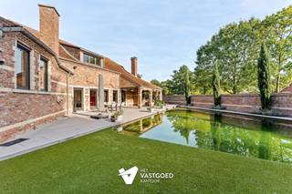 <p><span>Prachtige authentieke villa (585m²) met 5 slaapkamers, binnenzwembad en zwemvijver op een perceel van 48a75 te Kermt.</span></p><p><span> </span></p><p><span>Belangrijkste troeven: </span></p><p><span>- Heel rustig en groen gelegen maar toch op slechts 7 km van de E313 en op 7 km van Hasselt centrum</span></p><p><span>- Perceel van 48a75 en bewoonbare oppervlakte van 585m²</span></p><p><span>- Mogelijkheid tot gelijkvloers wonen </span></p><p><span>- 5 slaapkamers en 2 badkamers</span></p><p><span>- Zwemvijver aan de zuidkant van de tuin met terras en aparte omheining voor optimaal zongenot</span></p><p><span>- Binnenzwembad dat perfect omgebouwd kan worden tot grote inpandige garage</span></p><p><span>- Airco's op de slaapkamers en een gezellige houthaard in de zithoek </span></p><p><span> </span></p><p><span>Bekijk zeker ook de grondplannen met de afmetingen. Zo krijgt u van thuis uit al een perfect beeld van wat dit pand te bieden heeft!</span></p><p><span> </span></p><p><span>Wenst u meer info of een vrijblijvende bezichtiging, contacteer dan ons kantoor op het nummer 011 85 15 15 en wij helpen u graag verder.</span></p>