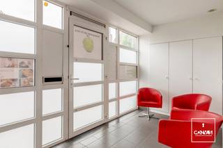 Deze praktijkwoning, nabij het bruisende centrum van Gent, biedt een <strong>goede bereikbaarheid</strong> via belangrijke invalswegen, lokale handelaars en het openbaar vervoer op wandelafstand. Dankzij de <strong>ruime parkeermogelijkheden</strong> rond en op het Edmond Van Beverenplein is het pand vlot bereikbaar voor zowel uzelf als uw cliënten.<br /><br />Op het gelijkvloers bevinden zich een nette wachtruimte, <strong>twee ruime bureauruimtes</strong> en achteraan een private welnessruimte. Op de eerste verdieping beschikt het pand over een keuken en een bijkomende kamer. Op het tweede verdiep vindt u de <strong>grote zolderruimte</strong>.<br /><br />Opmerking: het pand mag tot 2043 niet worden aangewend als kinesitherapiepraktijk<br /><br />Voor meer info en een bezoek, neem dan contact op met Olivier via: olivier@convas.be