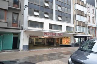 Garagebox op de vierde verdieping gelegen in de parking "RITZ" gelegen in hartje centrum Oostende.Afmetingen:5,34m x 2,40men 1,80m hoogtePRIJS:...