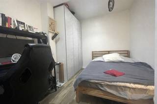 Surf naar www.abricasa.be en plan jouw verhuurafspraak in samen met onze digitale assistente Alice!Gezellig appartement met terras in centrum Antwerpen!Gezellig in te richten appartementje bestaande uit woonkamer met toegang tot het terras (9m²). De gerenoveerde keuken is uitgerust met inductie kookvuur, dampkamp en ijskast. De badkamer beschikt over een ruime douche, lavabo en toilet.Centraler kan dit fijne appartement niet gelegen zijn, achter de hoek van de Leopoldplaats en het bruisende Theaterplein waar je op zaterdag en zondag de gezellige markt hebt en vlakbij alle cafés en restaurants. Toch nood aan wat rust en groen? Het stadspark bevindt zich aan de overkant van de leien. Ook qua bereikbaarheid heb je het openbaar vervoer voor de deur alsook de invalswegen. - NIET GEMEUBELD- EPC: 285 kWh/m² UC: 2173735- Maandelijkse kosten: 100,- euro bevatten: Provisie: onderhoud en verbruik gem. delen - lift - syndicus - privatief water (elektriciteit = eigen meter)- Huurwaarborg: 2370,- euro (3 maanden huur)- Beschikbaar: 15/04/2026- Type contract: Bepaalde duur 1 jaar (verlengbaar)- Adres: Bourlastraat 15 - 2000 ANTWERPENWens je jouw huis, appartement, bouwgrond of opbrengsteigendom te verkopen? Op zoek naar een vastgoedmakelaar voor de verhuur of het beheer van jouw eigendom(men)? Bel ons voor een vrijblijvende afspraak op 03 259 04 04 of spring binnen op ons kantoor te Kasteelstraat 58 - 2000 Antwerpen! Je bent van harte welkom!