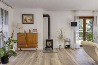 Algemeen:- verwarming via aardgas met radiatoren (2020)- houten ramen met dubbele beglazing, deels enkel glas- EPC 396 kWh/m²- Bouwjaar 1976 maar...