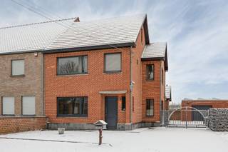 <p><strong>GEZINSWONING (HOB) MET 3 SLAAPKAMERS EN RUIME TUIN OP 7 ARE 32 CENTIARE OP RUSTIGE DOCH CENTRALE LIGGING TE HALEN (ZELEM)</strong><br /><br />Deze halfopen woning uit 1960 combineert een degelijke bouw met een rustige ligging en een vlotte bereikbaarheid. Doorheen de jaren werd de woning deels gerenoveerd en voorzien van dubbel glas en verwarming op aardgas, wat resulteert in een EPC-label C. Ze is gelegen op een mooi perceel van 7 are en 62 centiaren met een noord-oostelijke oriëntatie, ideaal voor wie houdt van aangenaam ochtendlicht en een verzorgde, onderhoudsvriendelijke buitenruimte.</p>
<p>Binnenin word je verwelkomd in een grote, lichtrijke leefruimte die naadloos overgaat in een volledig ingerichte keuken. Deze open verbinding zorgt voor een aangenaam ruimtegevoel en maakt van de leefruimte het hart van de woning, perfect voor gezellige familiemomenten of het ontvangen van gasten. Verder beschikt de woning over drie slaapkamers, een badkamer op het gelijkvloers en een praktische berging, wat zorgt voor voldoende comfort en functionaliteit.</p>
<p>De woning is gelegen in een rustige straat in <span><span>Halen</span></span>, deelgemeente <span><span>Zelem</span></span>, waar je geniet van een groene en serene woonomgeving. Tegelijk zijn de autosnelwegen E314 en E313 vlot bereikbaar op ongeveer vijftien minuten rijden, wat deze locatie bijzonder interessant maakt voor woon-werkverkeer.</p>
<p>Daarnaast is er ruime parkeergelegenheid dankzij een aparte garage en een carport. Hoewel de woning zich in een verzorgde staat bevindt, is ze op de eerste verdieping licht op te frissen en biedt ze daardoor mooie kansen om haar verder naar eigen smaak en stijl te personaliseren. Een ideale woning voor wie op zoek is naar rust, ruimte en potentieel op een strategische ligging.<br /><br />Graag eens ter plaatse gaan kijken? Bel ons op 011 96 51 76 of mail ons op info@momentumvastgoed.be<br /><br /><br /></p>