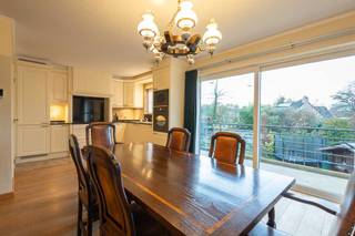 Ruim, zeer verzorgd hoekappartement (105 m²) met EPC A – op de eerste verdieping met een mooi terras (14 m²) inclusief inpandige garagebox en...