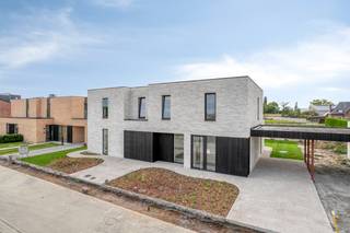 In een rustige, doodlopende straat bevindt zich deze hedendaagse halfopen woning met een doordachte indeling en veel lichtinval. De open leefruimte met keuken en kookeiland vooraan zorgt voor een eigentijds woongevoel en een praktische indeling.<br /><br />De woning is reeds casco plus afgewerkt (tot en met pleisterwerken). De woning beschikt over een carport en een aangename tuin met Zuid-West oriëntatie, ideaal om te genieten van de middag- en avondzon. De oprit en het terras in gewassen beton is inbegrepen. <br /><br /><strong>Troeven</strong><br />✓ open keuken met kookeiland vooraan<br />✓ carport<br />✓ badkamer met bad én inloopdouche<br />✓ Zuid-West oriëntatie (middag- en avondzon)<br />✓ rustige ligging in doodlopende straat<br /><br />Snel beschikbaar voor wie vlot wil schakelen.<br /><br />Voor prijzen en meer info bel naar 051 26 36 86 of stuur een mail steven@lapeirre.be<br /><br /><span><em>Opgelet: Prijsindicatie is prijs voor grond, infrastructuur, constructie, architect, EPB, VC en VVG (casco plus + oprit + terras). Prijs is exclusief kosten!</em></span><br /> 