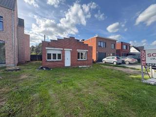 <p>Prachtig en uniek gelegen grond met de mogelijkheid om via sloop/heropbouw aan 6% te bouwen!</p>
<p><br /><br /></p>
<p>Unieke ligging in de rust: aan de Nete in de groene omgeving op 975m² grond.</p>
<p><br /><br /></p>
<p>Nieuwbouw: voor 200m² bewoonbare oppervlakte (halfopen bebouwing tegen rechtse buur) geniet u aan een verlaagd btw tarief van 6% in plaats van 21% (sloop/heropbouwwetgeving, mogelijkheid om tot €81.000 te besparen aan btw)</p>
<p><br /><br /></p>
<p>Lage registratierechten: aankoop aan 2% registratierechten mogelijk</p>
<p><br /><br /></p>
<p>Alle attesten zijn beschikbaar onderaan op onze website.</p>
<p>Voor meer info of een bezoek: 0472 22 22 77 of thomas@solittvastgoed.be.</p>