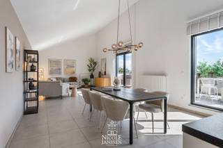 Dit royale duplex penthouse is zeer ruim ingedeeld met o.a. twee slaapkamers, twee badkamers en een mooie leefruimte met open keuken. Genieten in...