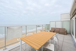 Blankenberge: Penthouse met prachtig zeezicht en 2 ruime terrassen te koop!Op de Zeedijk 158 in residentie "Continental Palace" vinden we...