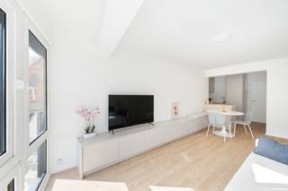 Deze recent gerenoveerde studio is uitstekend gelegen, met inkom langs de Zeedijk in Heist, op slechts enkele stappen van het strand.<br /><br />De leefruimte is lichtrijk en afgewerkt met een warme houten vloer en praktische ingebouwde kasten. Aansluitend vind je een open, volledig ingerichte keuken.<br /><br />De badkamer beschikt over een inloopdouche, toilet en lavabo, en werd net als de rest van de studio stijlvol vernieuwd.<br /><br />Een ideale uitvalsbasis aan zee of interessante investeringsopportuniteit.<br /><br />Contacteer ons voor bijkomende informatie of een bezoek!