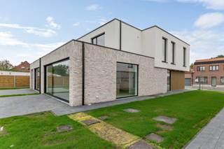 Moderne en ruime HOB nieuwbouwwoning op landelijke locatie en met een fraai uitzicht over de achtergelegen weilanden! De lichtrijke gezinswoning...