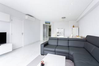 <p><strong>Op een absolute toplocatie, tegenover het Stadspark, bevindt zich dit stijlvol en grondig gerenoveerde appartement van ca. 125 m², gelegen op de 7de verdieping. Dankzij de hoge ligging en grote raampartijen geniet het appartement van een uitzonderlijke lichtinval en een prachtig, open uitzicht over de stad en het groen van het Stadspark.</strong></p>
<p>Het appartement werd in 2022-2023 volledig gerenoveerd met bijzondere aandacht voor comfort, kwaliteit en een verzorgde afwerking. <br />Inkomhal met vestiaire en gastentoilet. De royale leefruimte vormt het hart van het appartement en baadt de hele dag in natuurlijk licht. Aansluitend bevindt zich de ruime, volledig uitgeruste keuken voorzien van opbergkasten en toestellen, die toegang biedt tot een klein terras. Ruime inkomhal met vestiairekasten en gastentoilet.</p>
<p>Verder beschikt het appartement over drie volwaardige slaapkamers (12m² - 17m² en 9m²) voorzien van airconditioning, een badkamer met<br />een inloopregendouche, toilet en een lavabo in een meubel. Terras met Z-orientatie.</p>
<p>Het appartement is uitstekend gelegen. Het Stadspark ligt letterlijk voor de deur, terwijl winkels, restaurants, koffiebars, openbaar vervoer, station en het bruisende stadscentrum zich allemaal op wandelafstand bevinden. <br /><strong><br />BIJZONDERHEDEN:</strong></p>
* Topligging tegenover Stadspark te Antwerpen centrum<br />* Gerenoveerd in 2022-2023<br />* EPC-label B 160kWh/m², airco, conforme keuring<br />* Kelder aanwezig -1 - (K12).<br />* Verwarmingsketel op gas dd. 2006