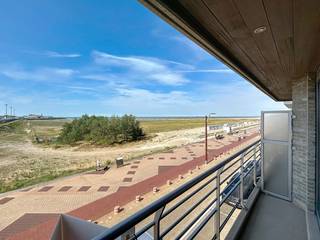 Dit ruime en lichtrijke appartement combineert comfort met een adembenemend zeezicht. Gelegen op een toplocatie, geniet u hier elke dag van...