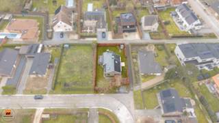 We heten u welkom in Lovendegem, gelegen in de gemeente Lievegem in Oost-Vlaanderen, is een rustig en aangenaam dorp met een uitstekende ligging tussen de stad Gent en de E40-autosnelweg. De regio biedt een uitstekende bereikbaarheid. Daarnaast kunnen bewoners genieten van de groene omgeving, met tal van wandel- en fietsmogelijkheden. Winkels, scholen en andere voorzieningen zijn op wandelafstand van deze woning aanwezig. <br /><br />Deze alleenstaande woning, gelegen in een doodlopende rustige straat, uit 1977 is bijzonder charmant, biedt veel rust en privacy. Er is een ruime keuken met lichtinval, woonkamer met zicht op de tuin, badkamer, 2 toiletten, 1 slaapkamer op de benedenverdieping en 2 slaapkamers boven. Oprit is aangelegd met klinkers en biedt privé parkeerplaats voor 2 wagens. Er is ook een inpandige garage aanwezig in de woning. <br /><br />Buiten genieten kan in de aangelegde tuin met ideaal zonneterras om rustig te genieten van het goede weer! <br /><br />Op vlak van bijbouwen, verhogen, uitbreiding... deed de eigenaar reeds opzoekwerk en zou dit - behoudens vergissing en naar voorwaarden - geen probleem mogen zijn. <br /><br />EPC D = geen renovatieverplichting. Aanbouwen kan mits vergunning. <br />Elektriciteit dient echter, op bepaalde punten, wel conform gemaakt te worden. <br /><br />**De gepubliceerde prijs is een richtprijs. Dit betekent dat u vrij bent om een bod uit te brengen. De verkoper behoudt zich het recht voor om al dan niet op een bod in te gaan. De uiteindelijke verkoop kan pas tot stand komen na aanvaarding van een bod en ondertekening van de compromis.<br /><br />Meer informatie? Een bezoek ter plaatse gewenst? Graag! <br />Contacteer ons gerust via immovercruysse.verkoop@gmail.com.