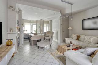 <p>Deze instapklare woning beschikt op het gelijkvloers over een lichtrijke leefruimte met een aangrenzende open keuken die uitkijkt op de tuin. Daarnaast is er een apart gastentoilet en een praktische bergruimte met aansluiting voor wasmachine en droogkast.</p><p>Op de eerste verdieping bevinden zich twee volwaardige slaapkamers met ingemaakte kasten en een badkamer uitgerust met douche, lavabo en toilet. De tweede verdieping biedt plaats aan een derde slaapkamer met ingebouwde kasten.</p><p>Verder is de woning voorzien van zonnepanelen, een ruime berging naast de woning en een extra tuinberging. De onderhoudsvriendelijke tuin is bovendien zonnig georiënteerd. Voor de woning is er ook parkeergelegenheid voorzien.</p>