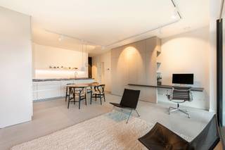 OPEN HOUSE ZATERDAG 28/03 TUSSEN 11U - 12U<br />SCHRIJF U IN VIA DEZE KNOP OF DOOR ONS TE CONTACTEREN OP 03/227 06 36 - WELCOME@DEMEESTER.EU<br /><br />Prestigieus wonen in Palazzo Verde! <strong>Hoogwaardig afgewerkt appartement met dakterras. </strong><br /><br />Gelegen op <strong>wandelafstand van het Zuidpark, Museum van Schone Kunsten en de heraangelegde Scheldekaaien</strong>. Op de 6e verdieping vindt u een zalig <strong>gemeenschappelijk dakterras</strong> waar u kan genieten van een <strong>weids zicht op de Schelde en de skyline van Antwerpen, tot aan het MAS! </strong><br /><br />Bij binnenkomst valt de <strong>lichte leefruimte</strong> op, dankzij de grote raampartijen die uitgeven op een <strong>royaal zuidoostgericht terras</strong>. Dit terras is <strong>volledig afsluitbaar, </strong>waardoor het in de winter als een verlengstuk van de leefruimte kan dienen, met zicht op het groen. Verder een kwalitatieve <strong>Bulthaup keuken</strong>, afgewerkt met <strong>natuursteen</strong> en uitgerust met alle gebruikelijke toestellen, inclusief een <strong>Quooker kraan.</strong> Extra handig zijn de <strong>ingemaakte kasten</strong> in de leefruimte alsook een ingemaakt bureaumeubel. Opbergruimte gegarandeerd!<br /><br />Via de nachthal, met <strong>separaat toilet</strong> en glazen binnendeuren, gaat u naar het slaapgedeelte. Hier vindt u een aangename slaapkamer met een tweede <strong>zuidwestgericht terras</strong>, een ensuite badkamer met <strong>inloopdouche</strong> en een <strong>ruime dressing.</strong><br /><br />Voor extra comfort is er een <strong>kelderberging inbegrepen</strong> en hebt u de mogelijkheid om een <strong>autostaanplaats mee aan te kopen.</strong><br /><br />Het betreft een hoogwaardig afgewerkt en instapklaar appartement in een energiezuinig gebouw, met een mooi terras op toplocatie nabij de uitvalswegen en het gegeerde Zuid.<br />Troeven: <br />- Verkoop onder registratierechten. <br />- Royaal terras<br />- Gemeenschappelijk dakterras <br />- Energiezuinig<br />- Toplocatie nabij het Zuidpark, de scheldekaaien en de uitvalswegen<br />- Ingemaakte kasten