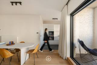 Cet appartement lumineux et très accueillant se situe dans la résidence récente Crown. Son emplacement est particulièrement attrayant, à quelques pas du centre commerçant animé, de la gare et de la mer.<br /><br />En entrant, le hall avec vestiaire et toilette invités vous mène vers un agréable espace de vie. De grandes baies vitrées apportent une abondance de lumière naturelle et une belle vue dégagée. La terrasse ensoleillée se prolonge harmonieusement et offre un endroit idéal pour profiter du calme et de l air marin. La cuisine ouverte est entièrement équipée et combine confort et finitions raffinées. Une buanderie pratique complète cet ensemble.<br /><br />La chambre principale dispose de sa propre salle de douche et d un accès direct à la terrasse. La seconde chambre bénéficie aussi de sa propre salle de bains. Les deux chambres sont équipées de grands placards dressing.<br /><br />Possibilité d'acheter ou de louer une place de parking souterraine dans le bâtiment. <br /><br />Cet appartement offre des finitions de grande qualité, une disposition confortable et un emplacement particulièrement avantageux. Un investissement sûr et attrayant à Knokke.