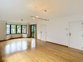 <p>This spacious and move-in-ready 3-bedroom apartment in Heverlee combines comfort, natural light and a highly desirable location close to Leuven. Offering 130m² of living space, two bathrooms, a southwest-facing terrace of 9m², a private cellar and an individual garage box, this property provides everything needed for comfortable everyday living.</p><p></p><p>Upon entering the apartment, you are welcomed by a generous entrance hall fitted with built-in wardrobe and storage cabinets. From here, you access the bright and spacious living area with elegant parquet flooring. Large windows allow natural light to flood the space throughout the day, while the favourable orientation ensures both morning sun and afternoon to evening sunlight. Additional comfort is provided by interior and exterior sun protection as well as electrically operated screens.</p><p></p><p>The fully equipped kitchen is directly connected to the living area and features a cosy breakfast corner for four people. Quality appliances include a dishwasher, microwave oven, convection oven, induction hob and integrated refrigerator. The practical layout and thoughtful design make it a pleasant and functional space for daily use.</p><p></p><p>The apartment offers three comfortable bedrooms measuring 16m², 14m² and 11m² respectively. There are also two bathrooms. The first bathroom features a double washbasin and a bathtub with shower. The second bathroom is directly connected to one of the bedrooms and includes a washbasin, shower cabin and toilet. A separate guest toilet is also available.</p><p></p><p>One of the standout features is the covered southwest-facing terrace of 9m². This inviting outdoor space provides ample room for outdoor dining and relaxation while enjoying the sun. An electrically operated awning offers welcome shade during warmer days.</p><p></p><p>Practicality is another strong asset of this apartment. A separate utility room includes connections for a washing machine and dryer, and a freezer is already installed. In addition, the property benefits from a private cellar and an individual garage box with an electric door.</p><p></p><p>The location is undoubtedly one of the property's greatest strengths. Situated between Imec, UZ Gasthuisberg and several major employers in the region, the apartment enjoys excellent accessibility. Public transport is available nearby, while both the E40 and E314 motorways can be reached quickly. Leuven city centre is within walking and cycling distance. Shops, sports facilities, green spaces and the forests of Heverlee and Egenhoven are all close at hand, creating an ideal balance between urban convenience and natural surroundings.</p><p></p><p>With a favorable EPC rating of B, double-glazed windows, excellent condition, and immediate availability, this apartment offers everything you need for comfortable and carefree living. The monthly service charge is 120 euros for water and gas consumption and 80 euros for common area fees. Would you like to see this property for yourself? Contact us at charlotte.geyskens@living-stone.be to schedule a visit.</p>