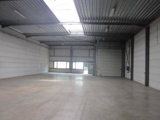 <span><span>Magazijn 255m² met kantoorruimte van 136m²met sectionaal poort gelegen aan de E19 afrit Mechelen-Zuid.</span></span><br />
<ul>
<li>KMO-unit van 255m² (unit 3)</li>
<li>Kantoren van in totaal 136m² (gekoppeld met “KMO-unit 3”)</li>
<li>Uitstekende bereikbaarheid door ligging aan de op- en afrit van E19 Antwerpen-Brussel</li>
<li>Uniek aanbod in een markt met een hoge vraag</li>
<li>Hoogte KMO-unit: +/-6m</li>
<li>Beschikbaar vanaf 1/3/2026</li>
</ul>