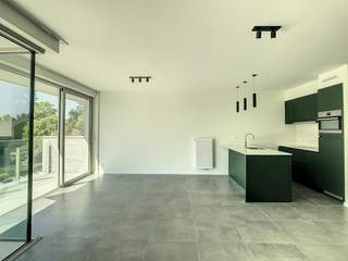 Ce bel appartement neuf dispose de 2 chambres et d'une cuisine ouverte entièrement équipée avec des équipements modernes. L'espace de vie est spacieux et bénéficie de beaucoup de lumière naturelle, créant une atmosphère agréable. En outre, il y a aussi une terrasse ensoleillée où vous pourrez profiter du plein air.<br /><br />La salle de bain dispose d'une baignoire-douche et d'un double lavabo, ce qui apporte un confort et une commodité supplémentaires. <br /><br />L'emplacement de cet appartement est idéal, à proximité des routes d'accès qui permettent d'accéder facilement aux villes et municipalités environnantes. Le centre de Wielsbeke propose également diverses installations, telles que des boutiques, des restaurants et des transports en commun.<br /><br />Place de parking et box de garage nécessaires à la location : 80 €/mois<br /><br />MISE EN PAGE :<br />espace de vie - cuisine ouverte - terrasse - rangement - toilette - salle de bain - chambre 1 - chambre 2 - place de parking - garage<br /><br />INFORMATIONS GÉNÉRALES :<br />+ entièrement prêt à emménager<br />+ présence de panneaux solaires<br />+ appartement neuf<br />+ présence de tringles à rideaux et de fixations<br />+ fenêtre volante, porte coulissante, terrasse<br /><br />Le moyen le plus rapide pour visiter cette propriété ? Demandez votre visite via le bouton rouge de notre site Web (www.dewaele.com) et Lisa, notre experte en location, vous contactera. Aucun rendez-vous ne peut être pris par téléphone. Si vous avez d'autres questions, vous pouvez nous contacter par téléphone au 056 605 605.