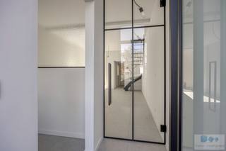 Op een uitstekende locatie te Lier bevinden zich deze 2 charmante rijwoningen met 3 volwaardige slaapkamers en gezellige stadstuin.<br /> <br />Deze volledig gerenoveerde, hedendaagse woningen zijn gelegen in een rustige, kindvriendelijke straat op wandelafstand van centrum Lier wat ervoor zorgt dat winkels, scholen en openbaar vervoer binnen handbereik zijn.<br /><br />We betreden de woningen langs de voordeur waar de inkomhal enerzijds toegang geeft tot de ruime fietsenberging en anderzijds tot de aangename leefruimte met maximale lichtinval. Aansluitend de leefruimte, is er de aanwezigheid van een hedendaagse keuken met alle hedendaagse toestellen en comfort. Achterliggend bevindt zich een apart toilet en berging met wasplaats. De keuken biedt toegang tot de gezellige, volledig afgesloten stadstuin waar het heerlijk vertoeven is.<br /><br />Terug in de leefruimte, geeft de vaste trap een toegang tot het 1 ste verdiep. Hier treffen we één ruime slaapkamer en badkamer uitgerust met inloopdouche, ligbad, dubbele wastafel en toilet. Via de overloop komen we op het 2 de verdiep, deze maakt plaats voor nogmaals 2 ruime slaapkamers.<br /><br />Door het gebruik van duurzame, kwalitatieve materialen alsook conforme isolatienormen, zonnepanelen en vloerverwarming, genieten deze instapklare woningen beiden EPC label A.<br /><br />Kortom, zorgeloos wonen op een toplocatie te Lier!<br />Neem gerust contact op met ons voor meer info of een bezoek ter plaatse.