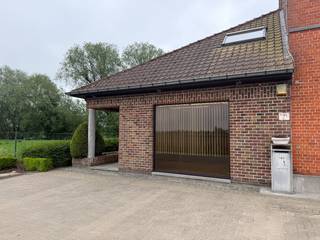 Op de weg van Wakken naar Wielsbeke is deze handelsruimte gelegen. De handelsruimte kan dienen als winkelruimte, kantoorruimte,... Vooraan de handelsruimte is er een parking om meerdere wagens te plaatsen. <br /><br />Het handelspand bestaat uit een grote ruimte, een aparte bureauruimte, een toilet, een lavabo in de ingemaakte kasten en een aparte stockageruimte.<br /><br />Op de eerste verdieping is er een grote open ruimte met meerdere ingemaakte kasten. De commerciële ruimte mag ingedeeld worden naar eigen zin. Alles is bespreekbaar.<br />Alle activiteiten mogen plaatsvinden, met uitzondering tot horeca uitbating.<br /><br />Het pand kan dienen als winkelruimte, kantoorruimte, praktijkruimte, ...<br /><br />Voorzieningen:<br />- Verwarming op elektriciteit<br />- Stadswater<br />- Overal dubbele beglazing<br />- Dak volledig geïsoleerd