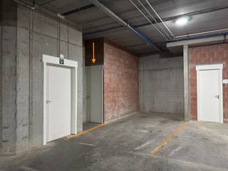 Ondergrondse autostaanplaats met aanpalende berging gelegen in "Residentie Marie-Thérèse" te Legeweg +98, St-Andries.<br />Overdekte parkeerplaats 16 + berging 9 in verzorgd &amp; recent complex.<br /><br />Oppervlakte P16: 14,31m2<br />Oppervlakte B9: 7,33m2<br /><br />Prijs: 25.000 EUR<br />(Prijs excl. kosten)<br />Verkoop onder registratierechten.<br /> 