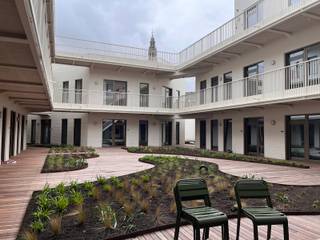 La résidence YOU, située au milieu de la Bondgenotenlaan, est le nouveau lieu de prédilection des étudiants. Ce studio confortable est situé à l'arrière, en rez-de-jardin, et mesure 28 m². Le studio comprend un bureau, une table à manger, une cuisine entièrement équipée, une armoire encastrée, un lit double (160*200 cm) et une salle de bain séparée avec lavabo, WC et douche. La résidence elle-même dispose de 3 entrées différentes, ce qui la rend facilement accessible à tout moment. Elle est également équipée d'un ascenseur, d'une poubelle et d'un grand garage à vélos le long de la Bogaardenstraat. Ce studio est disponible à partir du 1/12. Loyer 950 € + 75 € de provision pour les charges.