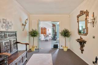 <strong>Charmante gelijkvloerse villa op ca. 3.660 m² in groene parkomgeving!</strong><br /><br /><strong>Comfort, privacy en een uitstekende indeling met een idyllische ligging in een prachtig aangelegde parktuin. Dankzij de vele raampartijen en de doordachte inrichting straalt elke ruimte licht en warmte uit.</strong><br /><br /><strong>De gelijkvloerse verdieping:</strong><br />- <strong>Inkomhal </strong>met gastentoilet en handenwasser, en glazen deur die toegang geeft tot de leefruimte<br />- <strong>Woonkamer </strong>met overvloedig <strong>lichtinval </strong>door de vele <strong>raampartijen</strong>, een <strong>gashaard </strong>voor extra gezelligheid en twee aansluitende deuren naar het terras<br />- <strong>Keuken </strong>uitgerust met dubbele lavabo, Siemens vaatwasser, gasvuur, ATAG oven en microgolf, ingebouwde koelkast en een gezellige <strong>ontbijthoek </strong>met <strong>coffeecorner</strong><br />- <strong>Bijkeuken </strong>met extra lavabo, aansluiting voor wasapparatuur en rechtstreekse toegang tot de <strong>carport (tweede ingang)</strong><br />- <strong>Hoofd</strong><strong>vleugel </strong>met royale <strong>slaapkamer </strong>op vast tapijt, <strong>dressing</strong>, praktische <strong>berging </strong>en aansluitende <strong>badkamer </strong>met dubbele lavabo, <strong>inloopdouche </strong>en toilet. Vanuit zowel de slaapkamer als de badkamer directe toegang tot terras en tuin<br />- <strong>Slaapvleugel </strong>aan de andere zijde met nachthal op vast tapijt, <strong>twee </strong>bijkomende <strong>slaapkamers </strong>en een <strong>tweede badkamer</strong> voorzien van ligbad, lavabo en toilet<br /><br /><strong>Tuin & terras:</strong><br />- Het <strong>terras </strong>is verlenging van de leefruimte, <strong>deels overdekt </strong>en voorzien van een <strong>verwarmd buitenzwembad</strong><br />- <strong>Buitenkitchenette </strong>met ingemaakte kasten, lavabo, koelkast <br />- <strong>Buitendouche </strong>en <strong>praktische bergruimte</strong>: een technische berging voor de zwembadinstallatie en een aparte tuinberging met toegang tot de oprit<br />- <strong>Volledig omheind en privatieve NW-tuin</strong>, met als eyecatcher een majestueuze <strong>Treurcipres </strong>centraal in het groen<br /><br /><strong>Algemeen</strong><br />- Verwarming op gas met radiatoren en heteluchtroosters<br />- <strong>Uitstekend onderhouden </strong>doorheen de jarenn<br />- Voorzien van <strong>40 zonnepanelen</strong><br />- Lange privatieve <strong>oprijlaan </strong>met <strong>automatische poort</strong> en <strong>dubbele carport</strong><br />- <strong>Rustige ligging, omgeven door natuur en parktuin</strong><br />- <strong>Doordachte indeling </strong>met een vlotte circulatie tussen de ruimtes<br /><strong>- Volledig nieuw dak in 2021</strong><br />- Extra troef: mogelijkheid tot <strong>praktijk </strong>aan huis