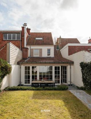 Located in a quiet neighborhood of Sint-Martens-Latem, this well-maintained, move-in ready home offers the perfect balance between tranquility and accessibility.<br /><br />The entrance features a cloakroom and guest toilet, leading to a cozy living room equipped with a fireplace that creates a warm and inviting atmosphere. The kitchen flows seamlessly into the dining and living areas, providing a practical and sociable layout.<br /><br />Large floor-to-ceiling windows offer beautiful views of the landscaped garden and allow plenty of natural light to fill the space. At the back, a garden shed or pool house can also serve as storage or a hobby room.<br /><br />On the first floor, you’ll find a spacious master bedroom with built-in wardrobes and an en-suite bathroom. The second floor includes two additional rooms, ideal as children’s bedrooms, a home office, or a guest room.<br /><br />The house was completely renovated in 2008 and is in excellent condition. A particularly charming property in a sought-after location, combining comfortable living with practical convenience.